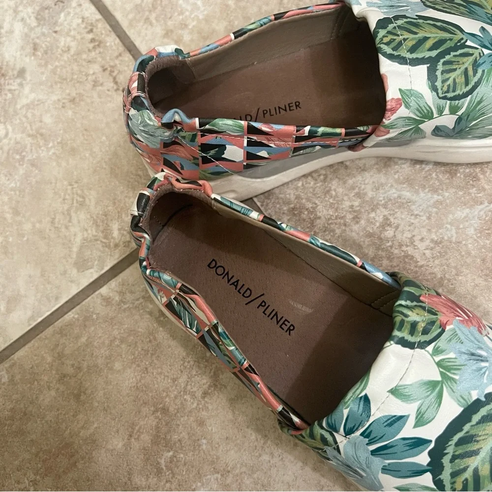 donald j pliner womens leather slip on loafers Size 8 White Floral‎